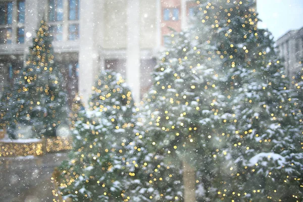 Fondo Borroso Árbol Navidad Exterior Fondo Nieve Decorado Año Nuevo — Foto de Stock