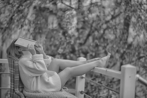 Chica Con Libro Mirada Otoño Estudiante Aprendizaje Lee Árboles Amarillos —  Fotos de Stock