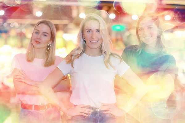 Çok Renkli Tişörtlerin Reklamını Yapan Bir Grup Kız Bir Moda — Stok fotoğraf