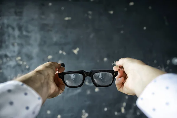 Glasögon Vision Koncept Man Håller Glasögon Handen — Stockfoto
