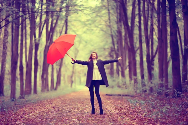 Fiatal Táncol Egy Őszi Parkban Esernyővel Forog Kezében Egy Esernyő — Stock Fotó