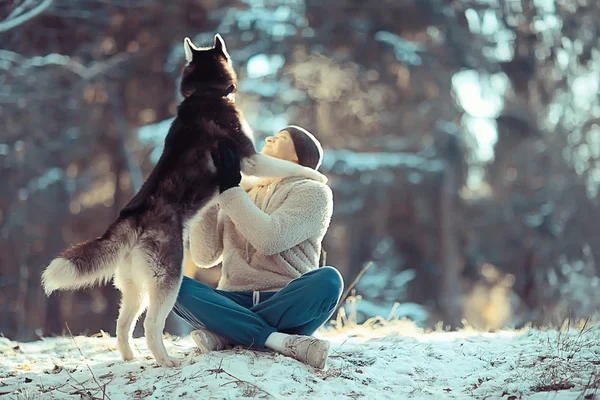 Homem Treina Cão Floresta Inverno Cara Cão Husky Uma Paisagem — Fotografia de Stock