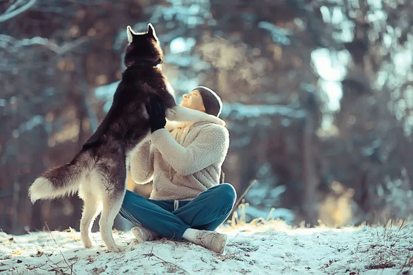 Uomo Addestra Cane Foresta Invernale Ragazzo Cane Husky Paesaggio Forestale — Foto Stock