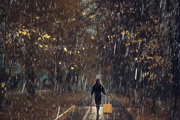 少女は秋の公園で傘とスーツケースを持って歩いている夜旅行悲しみ別れ離婚の概念 — ストック写真