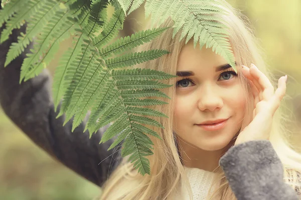 エココンセプトガールポートレートフェーン若い大人モデルブロンド顔に緑の葉 — ストック写真