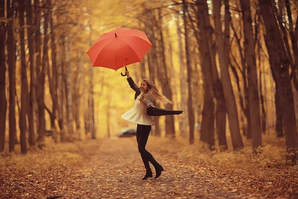 Mladá Žena Tančící Podzimním Parku Deštníkem Točící Držící Deštník Podzimní — Stock fotografie