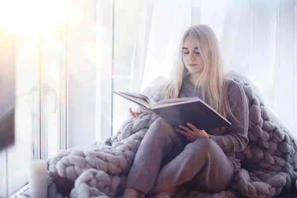 Вязаные Клетчатые Окна Девушка Чтение Книги Молодая Женщина Чтение Дома — стоковое фото