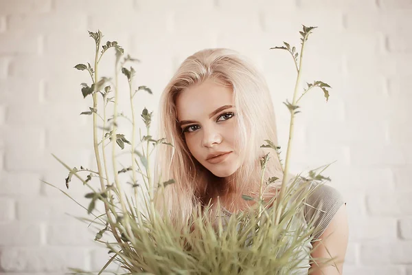 Ung Vuxen Blond Långt Hår Hemma Snygg Modell Poserar Studion — Stockfoto