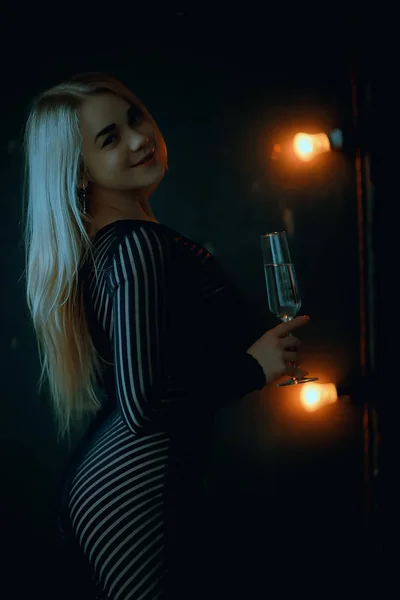 Σέξι Ξανθιά Κοπέλα Πίνει Σαμπάνια Από Ένα Ποτήρι Βράδυ Λαμπερό — Φωτογραφία Αρχείου