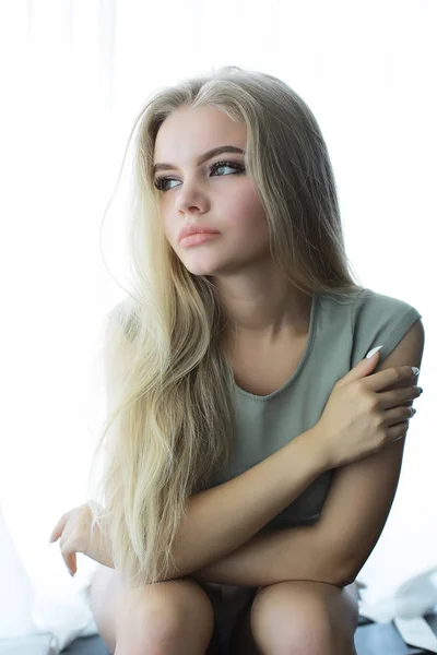 Молодые Взрослые Блондинки Длинные Волосы Дома Стильная Модель Позирует Студии — стоковое фото