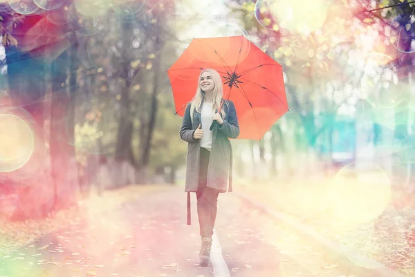 우산을 소녀가 공원을 있습니다 — 스톡 사진
