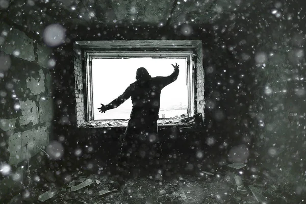 Hombre Contra Fondo Una Ventana Una Casa Ruinas Horror Concepto — Foto de Stock