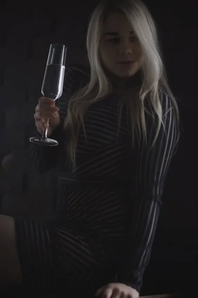 Σέξι Ξανθιά Κοπέλα Πίνει Σαμπάνια Από Ένα Ποτήρι Βράδυ Λαμπερό — Φωτογραφία Αρχείου