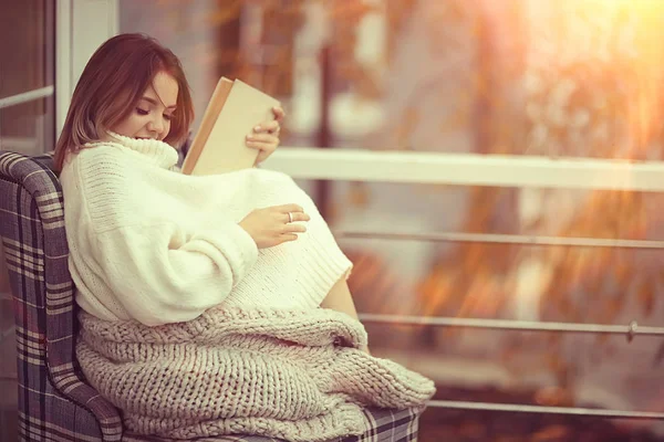 Menina Uma Camisola Malha Livro Varanda Parque Conceito Romance Sazonal — Fotografia de Stock