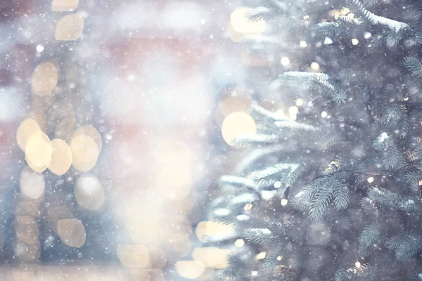 Niewyraźne Tło Choinka Zewnątrz Dekorowane Tło Śniegu Nowy Rok — Zdjęcie stockowe