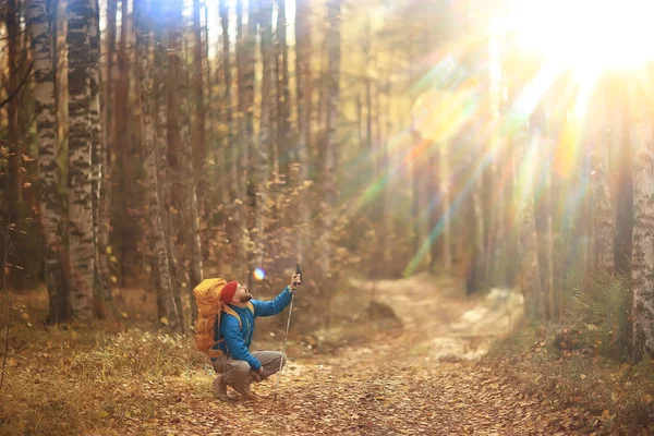 Осенний Поход Рюкзаком Солнечные Лучи Осенний Пейзаж Человек Лесу Блики — стоковое фото