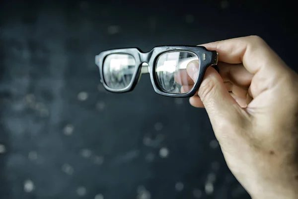 Brille Vision Konzept Mann Hält Brille Der Hand — Stockfoto