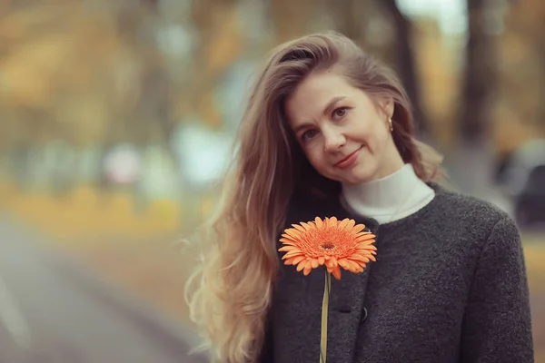 Retrato Otoño Una Hermosa Rubia Con Una Flor Modelo Plantea — Foto de Stock