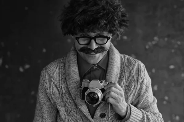 Photographe Avec Appareil Photo Analogique Vintage Homme Avec Moustache Drôle — Photo