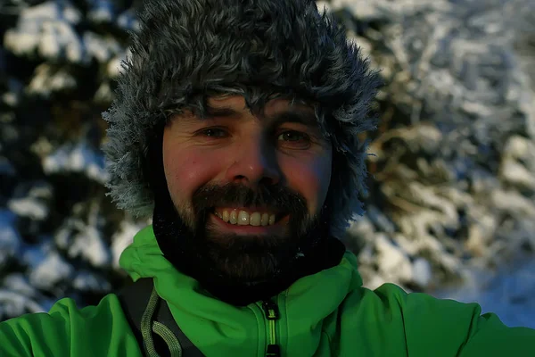 Zimní Turistická Činnost Muž Kožešinovém Klobouku Klapkami Uši Stopa Zimě — Stock fotografie
