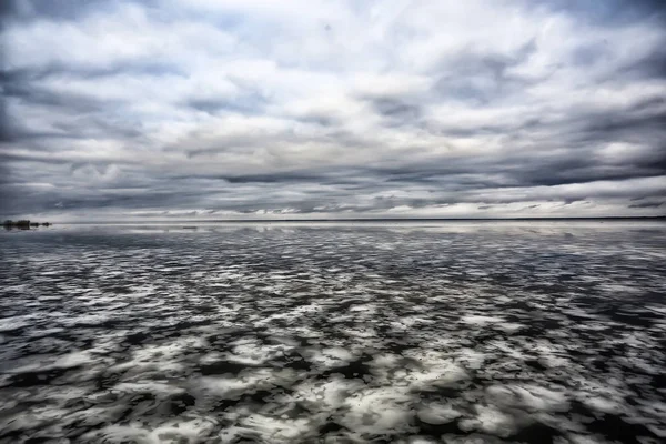 破碎的冰质感 抽象的冬季寒冷背景 天然冰 湖面破碎的冰 — 图库照片
