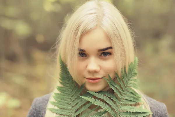 Eco Conceito Menina Retrato Samambaia Jovem Adulto Modelo Loira Folha — Fotografia de Stock