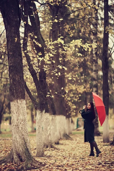 Mädchen Mit Regenschirm Posiert Herbstpark Oktoberlandschaft Einsame Frau Mit Rotem — Stockfoto