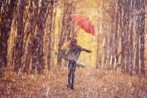 秋の雨女都市公園の雨の中の美しいモデル 秋の暖かい色調 黄色の葉 秋の天気の概念 — ストック写真