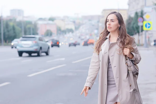 Kvinna Fångar Bil Vägen Vuxen Ung Flicka Väntar Taxi Stoppar — Stockfoto