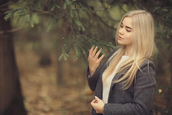 Блондинка Портрет Природы Осенью Красивая Молодая Взрослая Девушка Длинными Волосами — стоковое фото
