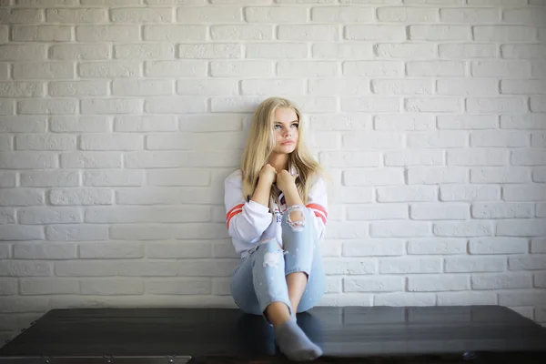 Mladé Dospělé Blondýny Dlouhé Vlasy Doma Stylový Model Pózující Studiu — Stock fotografie