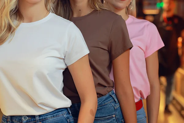 Grupa Dziewcząt Reklamie Wielokolorowych Shirtów Zespół Modelek Stylu Casual Show — Zdjęcie stockowe