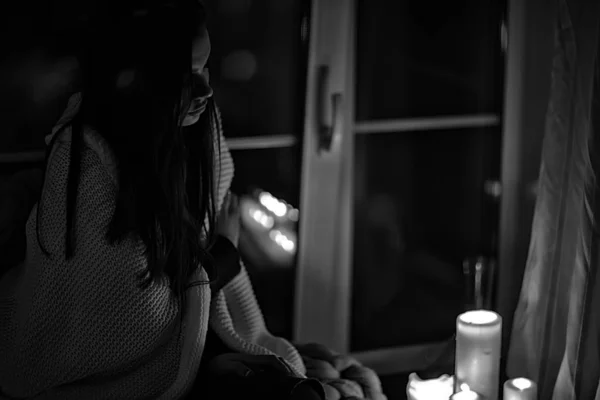 Pencerenin Önünde Battaniyede Oturan Kız Mumlar Gece Yalnızlık Genç Yalnız — Stok fotoğraf