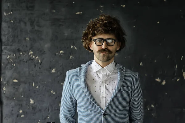 Mustascherad Man Klassisk Kostym Och Vintage Glasögon Lockigt Hipster Porträtt — Stockfoto