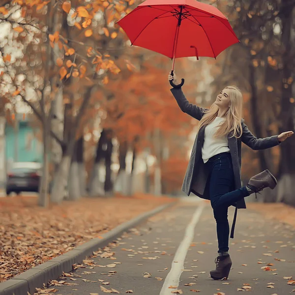 Mädchen Mit Regenschirm Posiert Herbstpark Oktoberlandschaft Einsame Frau Mit Rotem — Stockfoto