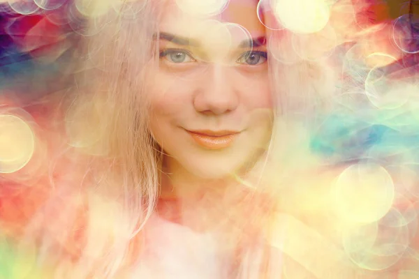 Blondi Luonto Muotokuva Syksyllä Kaunis Nuori Aikuinen Tyttö Pitkät Hiukset — kuvapankkivalokuva
