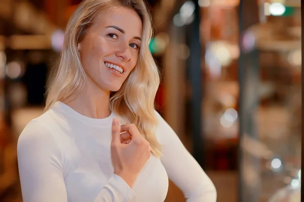 Meisje Een Witte Trui Coltrui Model Poseren Een Kledingwinkel Katoenen — Stockfoto