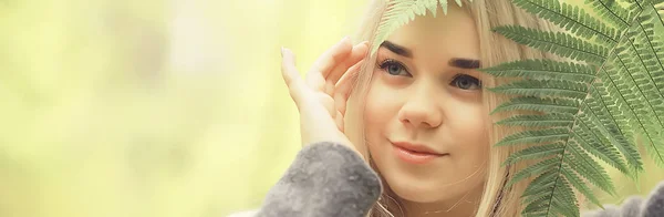 生态概念女孩肖像蕨类 年轻的成年模特金发碧眼 绿叶在脸上 — 图库照片