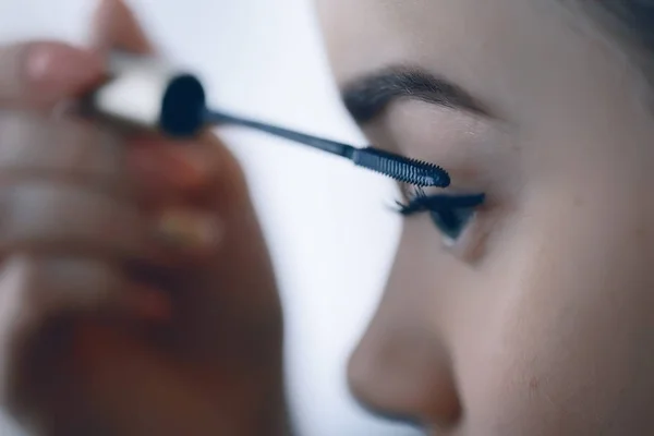 Wimpers Make Meisje Jong Mooi Blond Verft Wimpers Brengt Mascara — Stockfoto