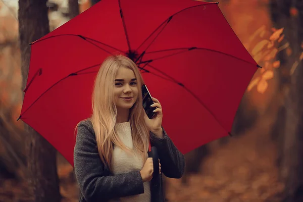 Jesienny Wieczór Kobieta Trzyma Parasol Październik Ciemnym Parku Miejskim Młoda — Zdjęcie stockowe