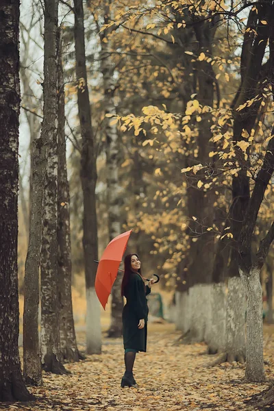 秋の夜の女性は傘を持っています 暗い都市公園で10月 傘と若い孤独なモデル — ストック写真