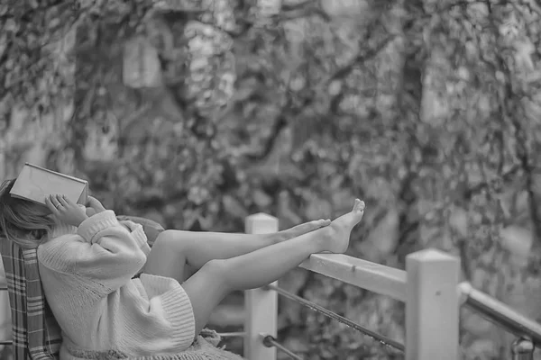 Chica Con Libro Mirada Otoño Estudiante Aprendizaje Lee Árboles Amarillos —  Fotos de Stock