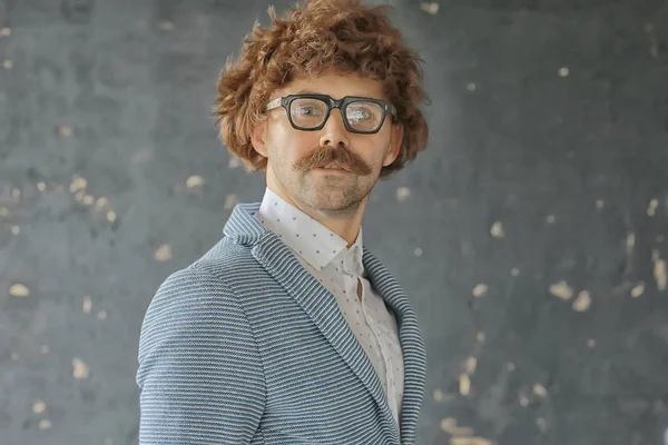 Wąsy Mężczyzna Klasycznym Garniturze Okulary Vintage Kręcone Hipster Portret Długie — Zdjęcie stockowe