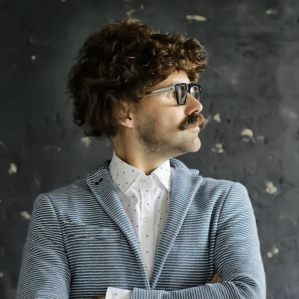 Knírek Muž Klasickém Obleku Vinobraní Brýle Kudrnatý Hipster Portrét Dlouhé — Stock fotografie