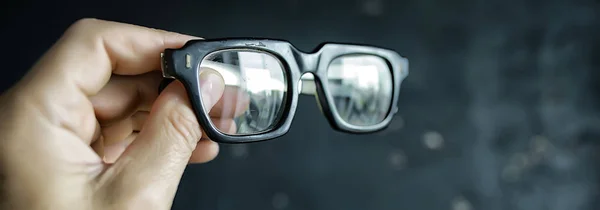 Brille Vision Konzept Mann Hält Brille Der Hand — Stockfoto