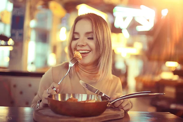 Restaurante Europeu Almoço Menina Belo Cenário Mesa Jovem Modelo Posando — Fotografia de Stock