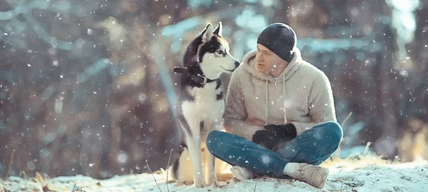 Mann Mit Hund Geht Winterwald Spazieren Sonnige Weihnachtslandschaft Freunde Der — Stockfoto