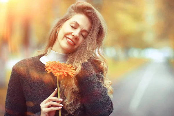 Autunno Ritratto Una Bella Bionda Con Fiore Modello Pone Sorriso — Foto Stock