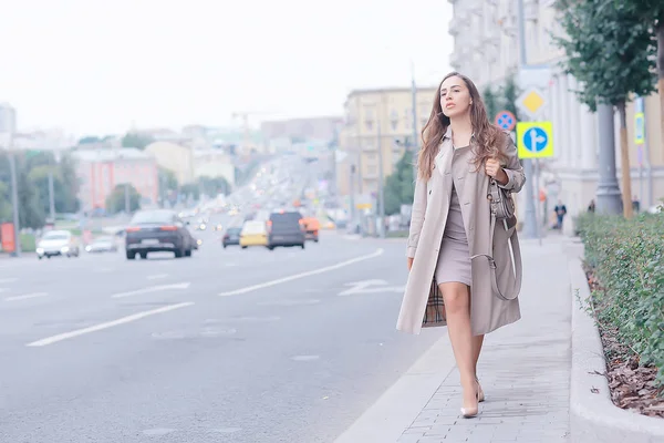 Femeie Afaceri Standuri Rutier Masini Trafic Stil Urban Călătorie Oraș — Fotografie, imagine de stoc