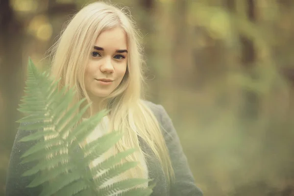 生态概念女孩肖像蕨类 年轻的成年模特金发碧眼 绿叶在脸上 — 图库照片